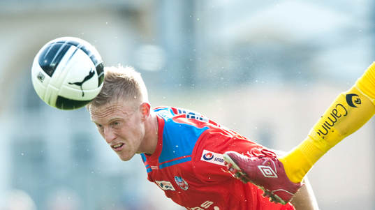 Peter Larsson, Helsingborg, blir nästan sparkad i huvudet