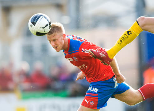 Peter Larsson, Helsingborg, blir nästan sparkad i huvudet