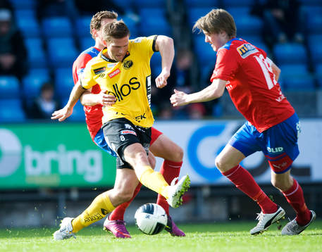 Anders Svensson, Elfsborg, tas hårt av Alexander Gerndt,
