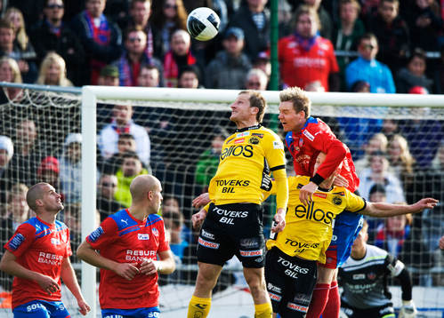 Peter Larsson, Helsingborg, trycker till Andreas