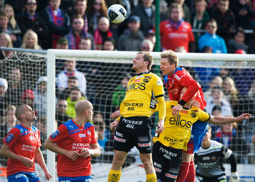 Peter Larsson, Helsingborg, trycker till Andreas