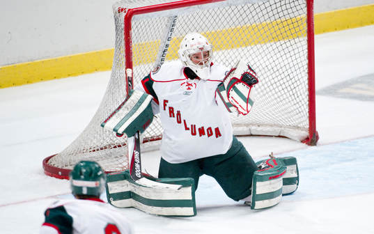 Henrik Lundberg, målvakt Frölunda har puck i plock