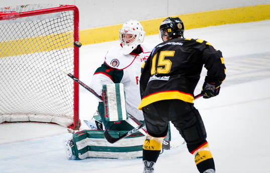 Henrik Lundberg, målvakt Frölunda stöter undan pucken