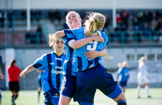 Dora Maria Larusdottir och Mia Jelkerud, Djurgården kramar