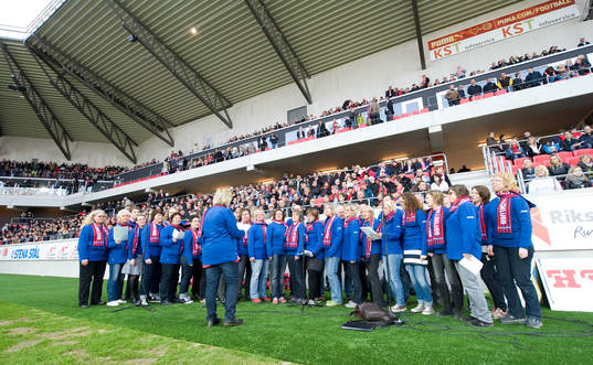 Kören, framför "Så ses vi på lördag". Kör
