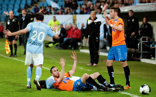 Jose Zamora, Halmstad har slagit Jimmy Durmaz, Malmö FF, i