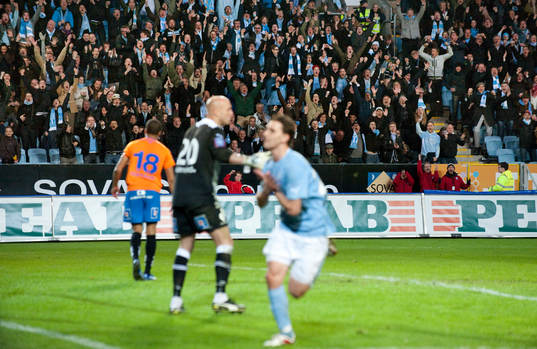 Agon Mehmeti, Malmö FF gör mål, jubel på läktaren