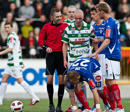 Domare Johan Hamlin från Bro, talar med Patrik St Cyr,