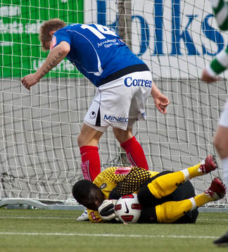 Christian Caulker, målvakt, Västerås, tar bollen