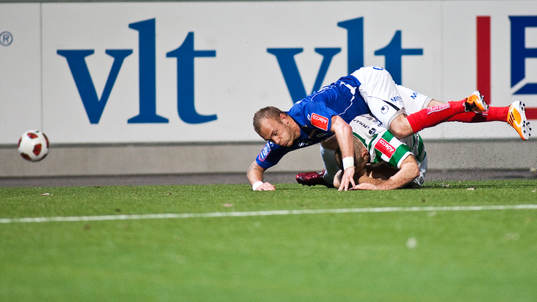 Magnus Eriksson, Åtvidaberg, ovanpå Chrisoffer Nilsson,