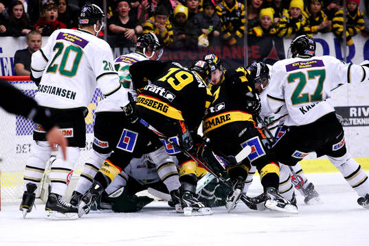 Bråk framför Christoffer Nihlstorp, Färjestad, målvakt