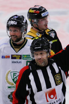 Rickard Wallin, Färjestad, skrattar åt domaren Tomas