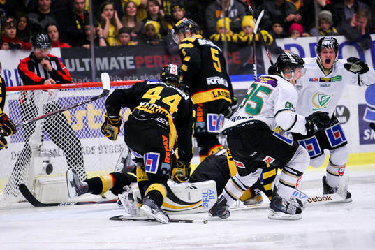 Mikael Johansson, Färjestad, avgör på övertid