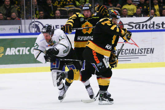 Martin Lundberg, Skellefteå tacklar Christian Berglund,
