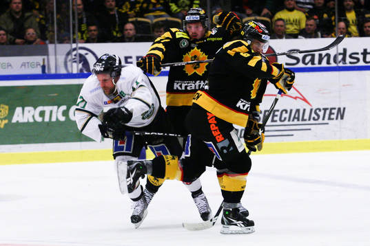 Martin Lundberg, Skellefteå tacklar Christian Berglund,
