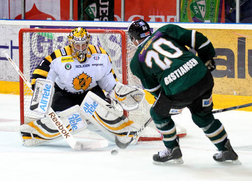Bläddra bland fler bilder av Ishockey, Elitserien, SM-final 5, Färjestad - Skellefteå