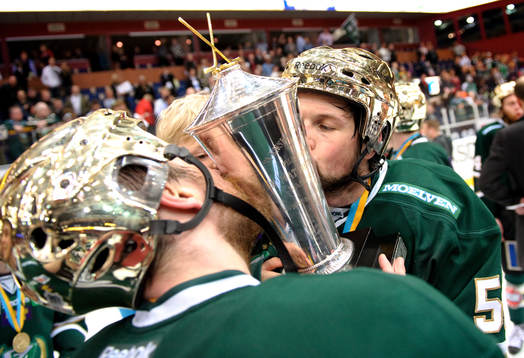 Rickard Wallin, Färjestad kysser sm-bucklan. Pokal,