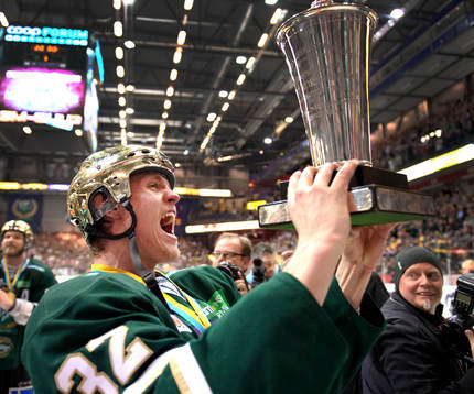 Magnus Nygren, Färjestad, jubel med pokal. SM-guld, guld,