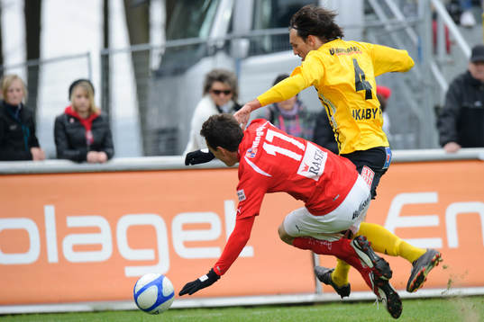 Daniel Mendes, Kalmar, blir tacklad av Daniel Ivanovski,