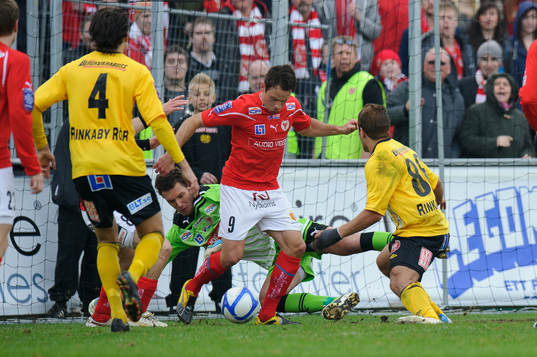 Rörig situation framför Kalmarmålet som resulterade i 1-0