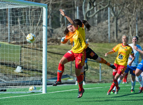Nina Fellbrandt, målvakt, Örebro och Madeleine Edlund,