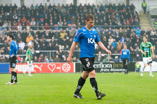 Utvisning 2, Tomas Zvirdauskas, Halmstad, lämnar plan
