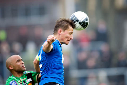 Tomas Zvirgdauskas, Halmstad, steget före Jimmy Tamandi,