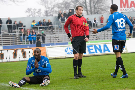 Utvisning, Joe Sise, Halmstad, domare Andreas Ekberg, visar