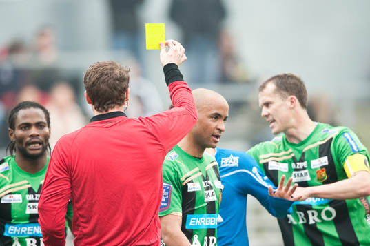 Andreas Ekberg, domare, ger gult kort, varning