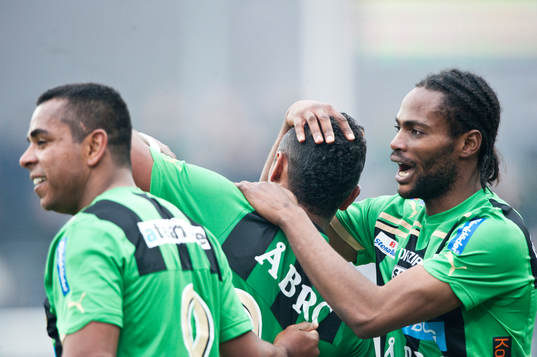 Alvaro Santos och Richard Ntomba Ekunde klappar om en