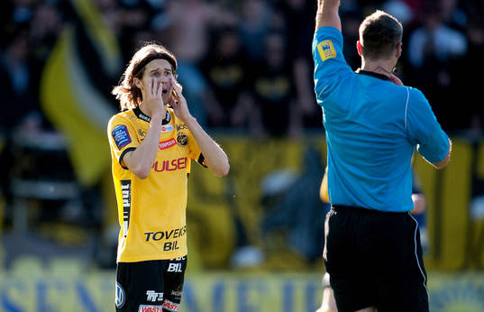 Daniel Nordmark, Elfsborg, är inte överens med domaren