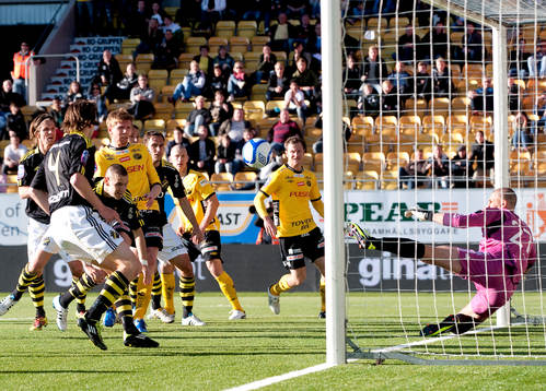 Ivan Turina, målvakt AIK, räddar på mållinjen