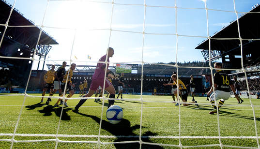 David Elm, Elfsborg, gör 2-2 bakom Ivan Turina, målvakt