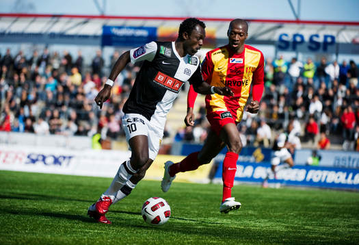 John Chibuike, Häcken, tar sig förbi Omar Jawo, Syrianska