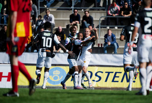 Kari Arkivuo, Häcken, gratuleras till sitt 0-1-mål
