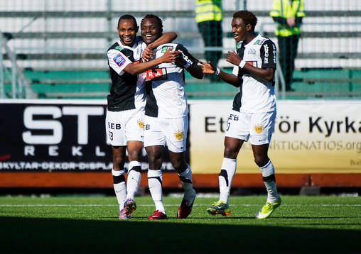 John Chibuike, Häcken, (i mitten) gratuleras till sitt