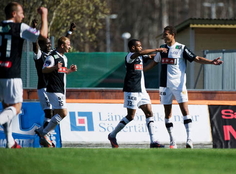 Mathias Ranegie, Häcken, gratuleras till sitt 0-1-mål