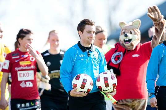 Domare bär in bollar