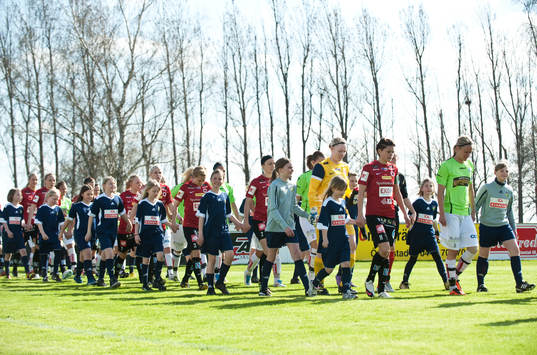 Lag och domare på ingång. Inmarsch