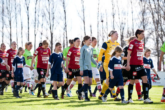 Lag och domare på ingång. Inmarsch