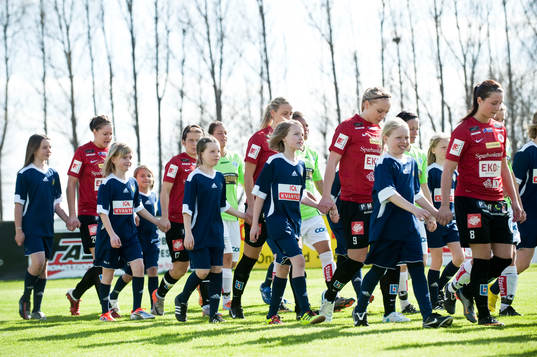 Lag och domare på ingång. Inmarsch