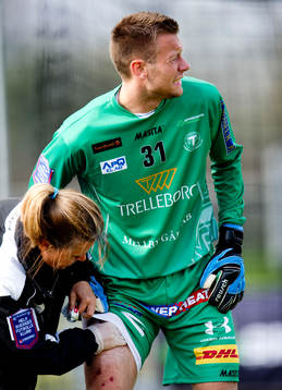 Viktor Noring, målvakt, Trelleborg är skadad och byts ut