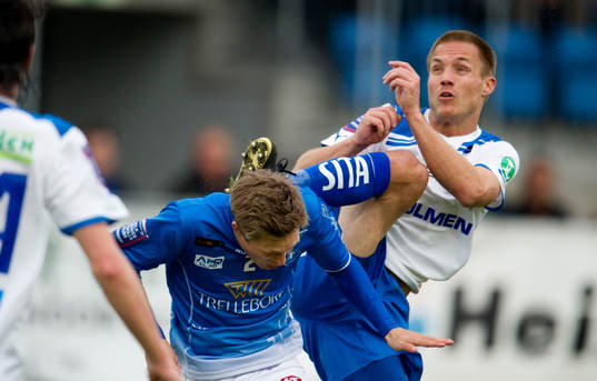 Andreas Wihlborg, Trelleborg, blir sparkad i nacken av