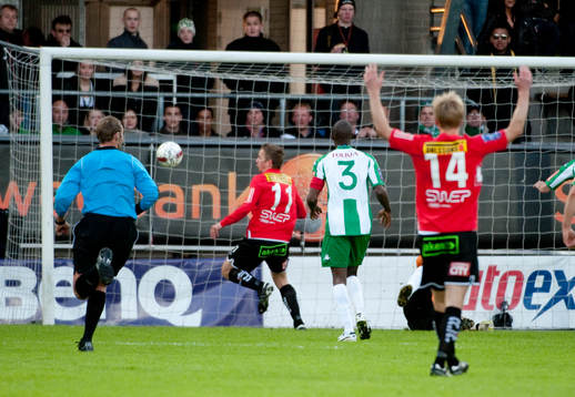 Bollen studsar i ribban och ut på retur till Fredrik