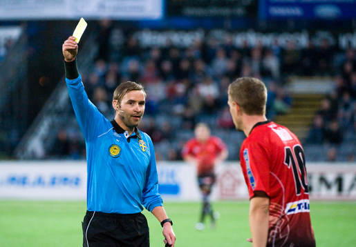 Jim Petersson, domare ger Marcus Pode, Trelleborg gult kort