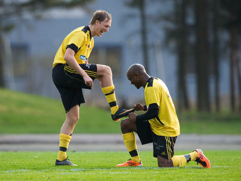 Straff, 2-0, Bobby Alm Nilsson, som låter Tokelo "Tike"