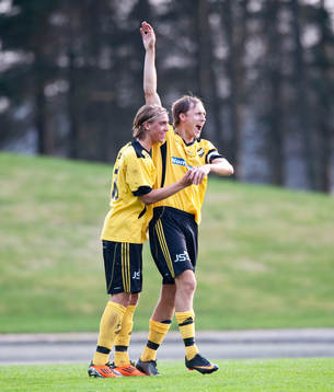Straff, 2-0, Bobby Alm Nilsson, som låter Tokelo "Tike"