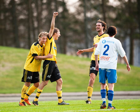 Straff, 2-0, Bobby Alm Nilsson, som låter Tokelo "Tike"