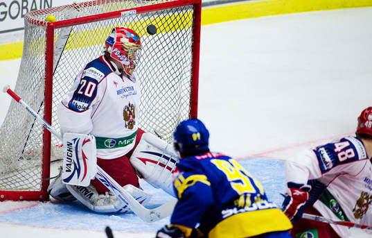 Evgeni Nabakov, målvakt, Ryssland ser pucken gå i mål