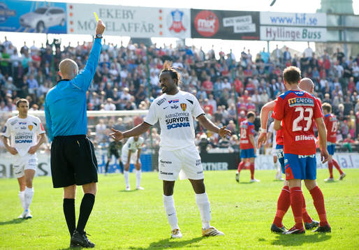 Varning, Peter Ijeh, Syrianska, får gult av Michael